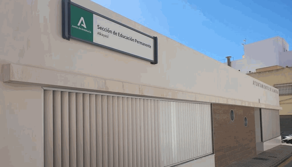 Fachada de la Sección de Educación Permanente Alkayasí